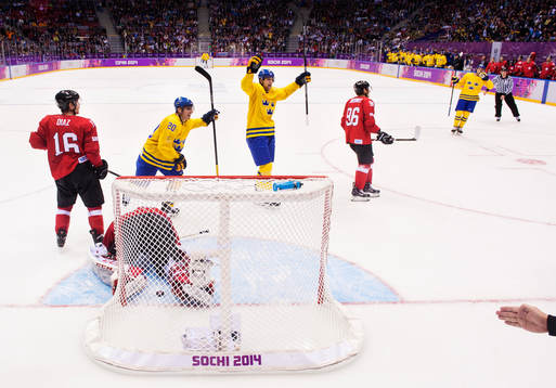 Schweiz Raphael Diaz och målvakt Reto Berra deppar