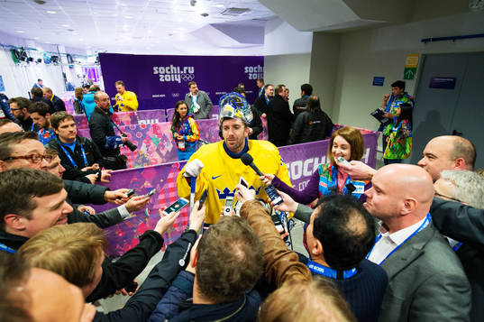 Sveriges målvakt Henrik Lundqvist blir intervjuad av ett