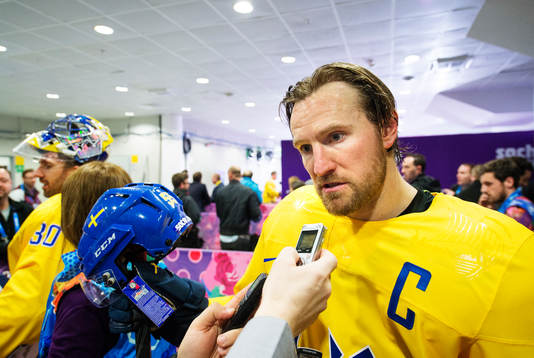 Sveriges Niklas Kronwall blir intervjuad