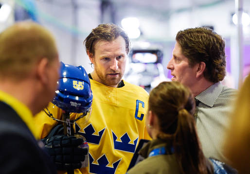 Sveriges Niklas Kronwall träffar sin tränare i Detroit