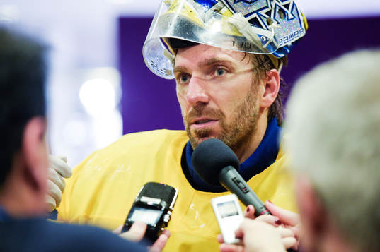 Sveriges målvakt Henrik Lundqvist blir intervjuad