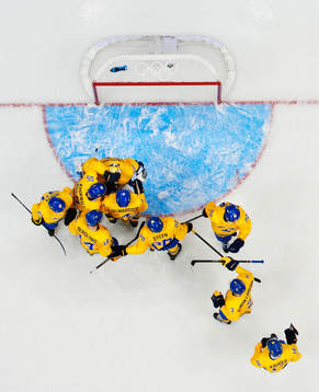 De svenska spelarna samlas kring målvakten Henrik