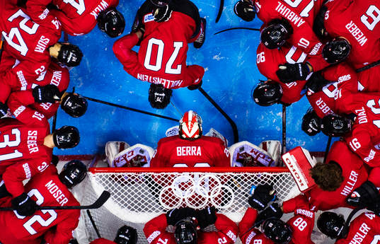 Schweiz spelare samlas runt sin målvakt Reto Berra