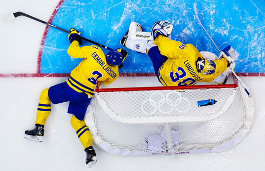 Sveriges Oliver Ekman-Larsson och målvakt Henrik Lundqvist