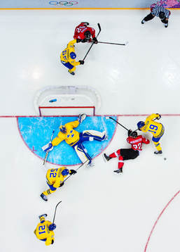 Sveriges målvakt Henrik Lundqvist gör en räddning när