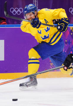 Sveriges Daniel Alfredsson skjuter ett skott i
