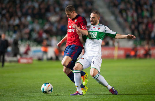 ELCHE, ESPANA - 14 DE FEBRERO: David Rodriguez Lomban trata