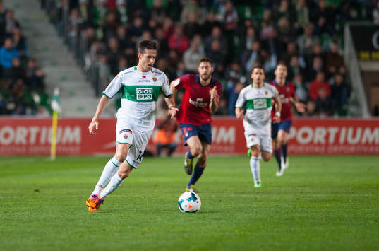 ELCHE, ESPANA - 14 DE FEBRERO: Manu del Moral deja atras a