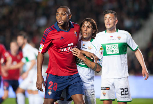 ELCHE, ESPANA - 14 DE FEBRERO: Raoul Loe es marcado por