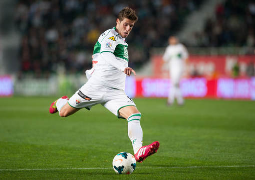 ELCHE, ESPANA - 14 DE FEBRERO: Ruben Perez realiza el