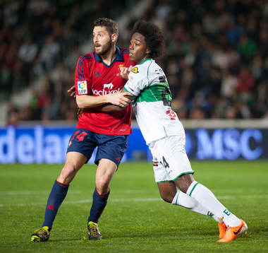 ELCHE, ESPANA - 14 DE FEBRERO: Intenso marcaje de Carlos
