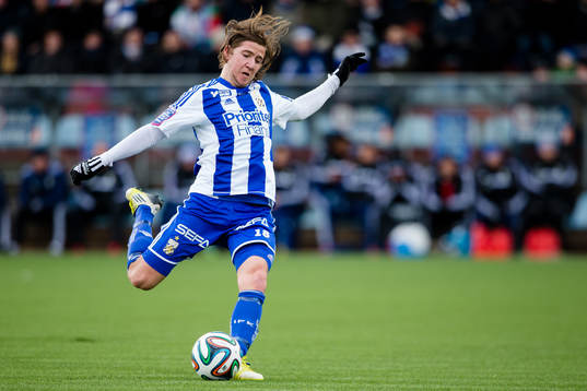 IFK Göteborgs Darijan Bojanic skjuter en frispark
