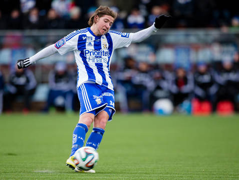 IFK Göteborgs Darijan Bojanic skjuter en frispark