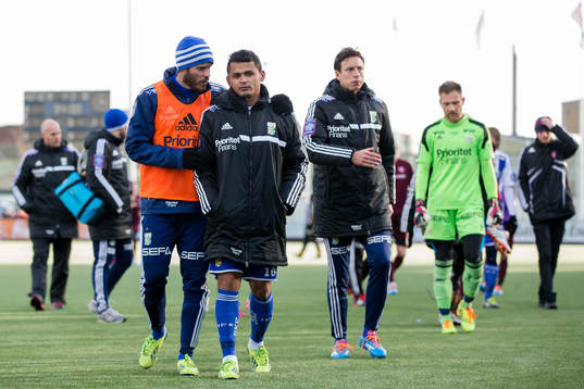 Deppiga IFK Göteborg spelare lämnar planen, Emil