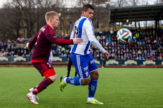 IFK Göteborgs Daniel Sobralense täcker bollen för