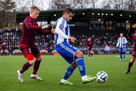 IFK Göteborgs Daniel Sobralense täcker bollen för