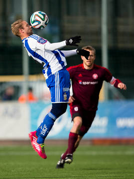 IFK Göteborgs Robin Söder tar ned bollen på bröstet