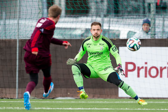 Ålborgs Anders Due skjuter ett skott mot IFK Göteborgs