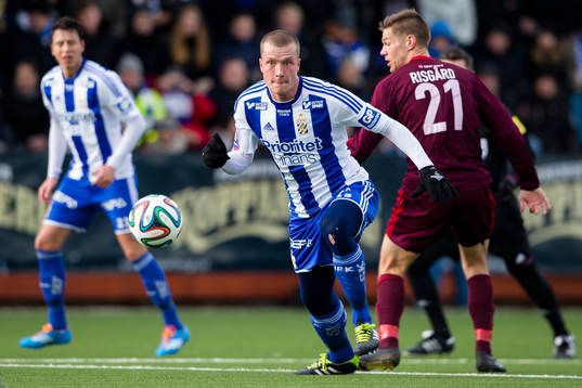 IFK Göteborgs Jakob Johansson vinner boll på mitten