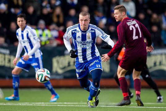 IFK Göteborgs Jakob Johansson vinner boll på mitten