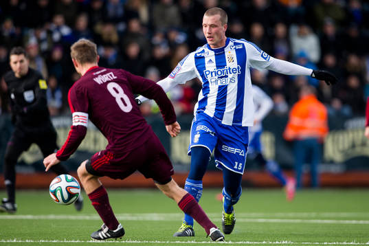 IFK Göteborgs Jakob Johansson vinner boll på mitten