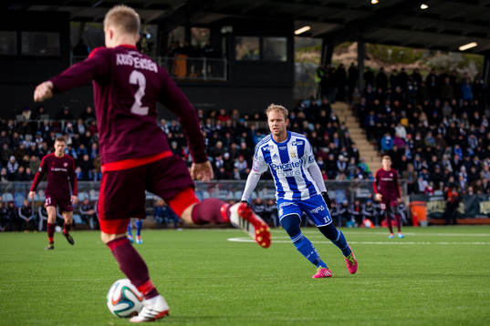 IFK Göteborgs Robin Söder pressar Ålborgs försvar