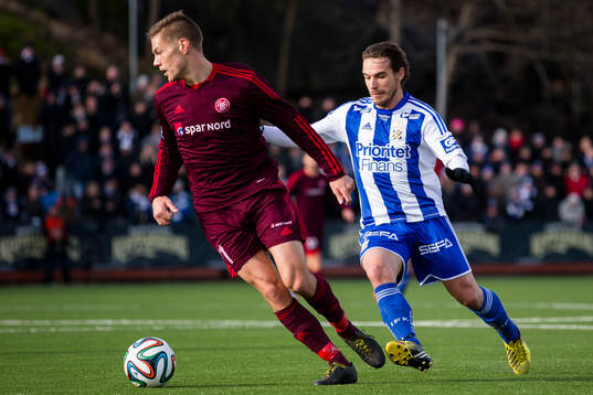 Ålborgs Kasper Risgård håller undan för IFK Göteborgs