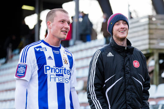 IFK Göteborgs Jakob Johansson snackar med Ålborgs Rasmus