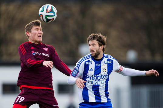 Ålborgs Sören Frederiksen vinner en nickduell mot IFK