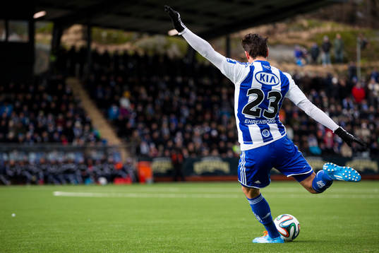 IFK Göteborgs Martin Smedberg-Dalence slår en frispark