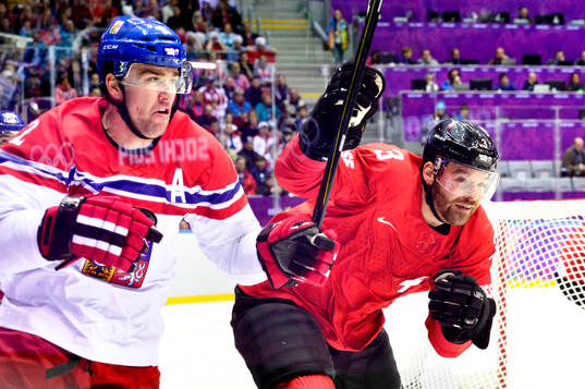 Schweiz Julien Vauclair och Tjeckiens Marek Zidlicky jagar