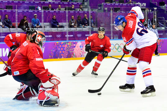 Tjeckiens Jaromir Jagr missar skott mot Schweiz målvakt