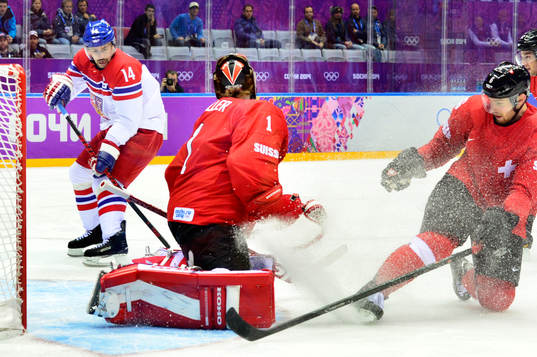 Schweiz målvakt Jonas Hiller räddar skottet från