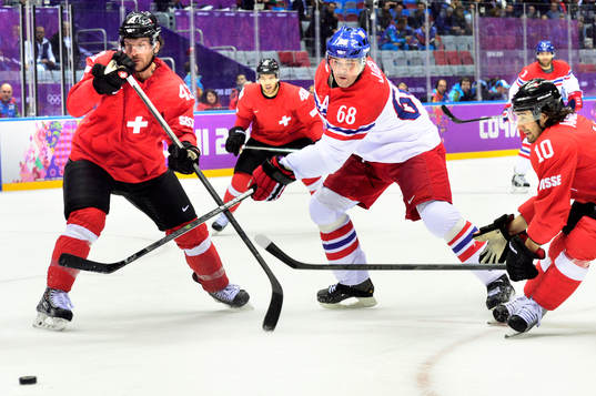 Tjeckiens Jaromir Jagr i kamp om pucken med Schweiz Morris
