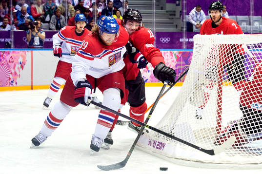 Tjeckiens Jakub Voracek i kamp om pucken med Schweiz