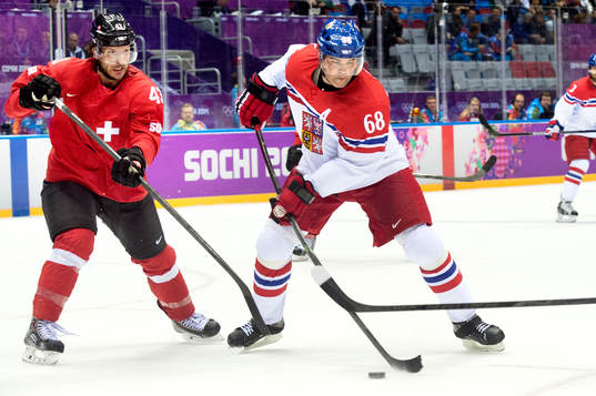 Schweiz Morris Trachsler jagar Tjeckiens Jaromir Jagr