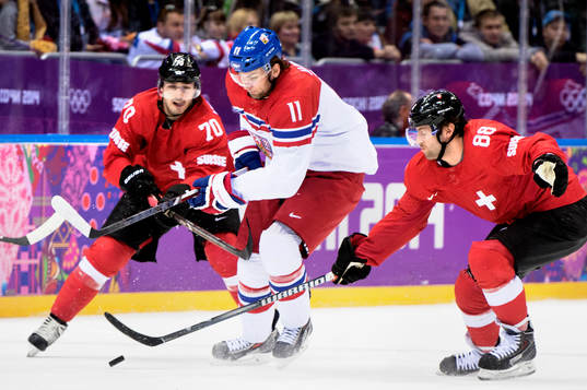 Tjeckiens Martin Hanzal tar sig förbi Denis Hollenstein