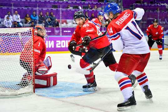 Schweiz Morris Trachsler jagar pucken från Tjeckiens Tomas