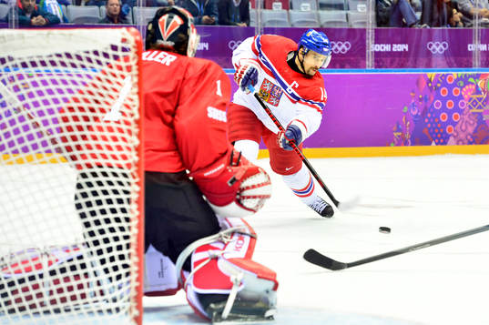 Tjeckiens Tomas Plekanec skjuter mot Schweiz målvakt Jonas