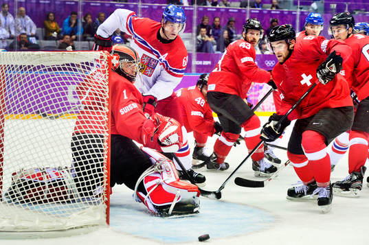 Tjeckiens Jaromir Jagr får läge framför Schweiz målvakt