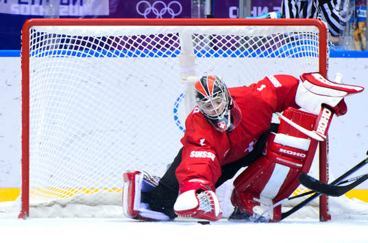 Schweiz målvakt Jonas Hiller plockar pucken