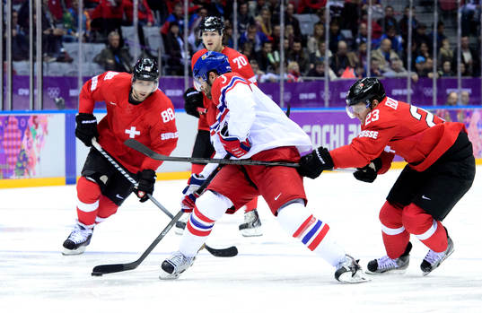 Tjeckiens Radko Gudas försöker gå emellan Schweiz Kevin