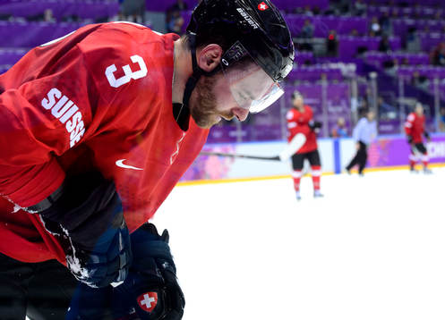 Schweiz Julien Vauclair får en smäll och blöder näsblod