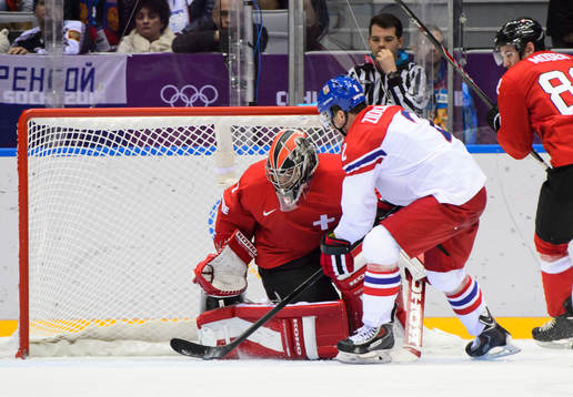 Schweiz målvakt Jonas Hiller räddar ett friläge från