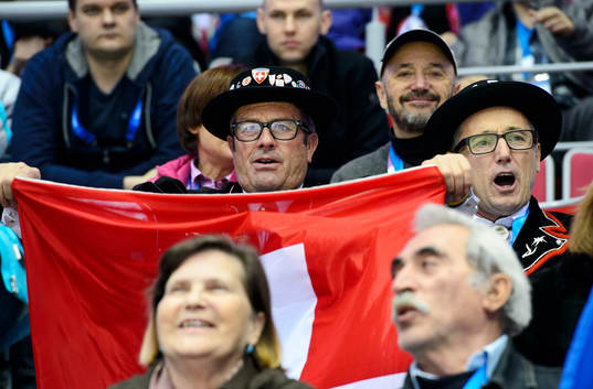 Schweiziska supportrar med flagga