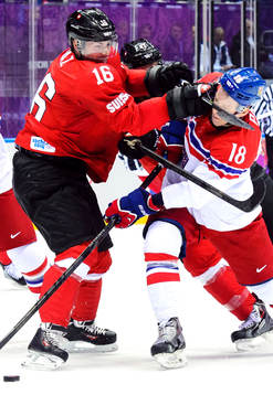 Schweiz Raphael Diaz trycker till Tjeckiens Ondrej Palat