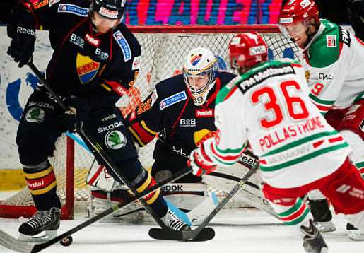 Djurgårdens målvakt Adam Reideborn  har koll på pucken