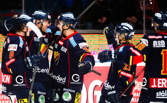 Djurgårdens Timmy Pettersson  jublar med lagkamrater