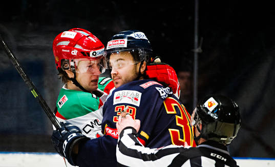Moras Gustav Rydahl brottas med Djurgårdens Joakim Hagelin