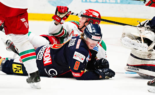 Djurgårdens Linus Arnesson  och Moras Robin Johansson har